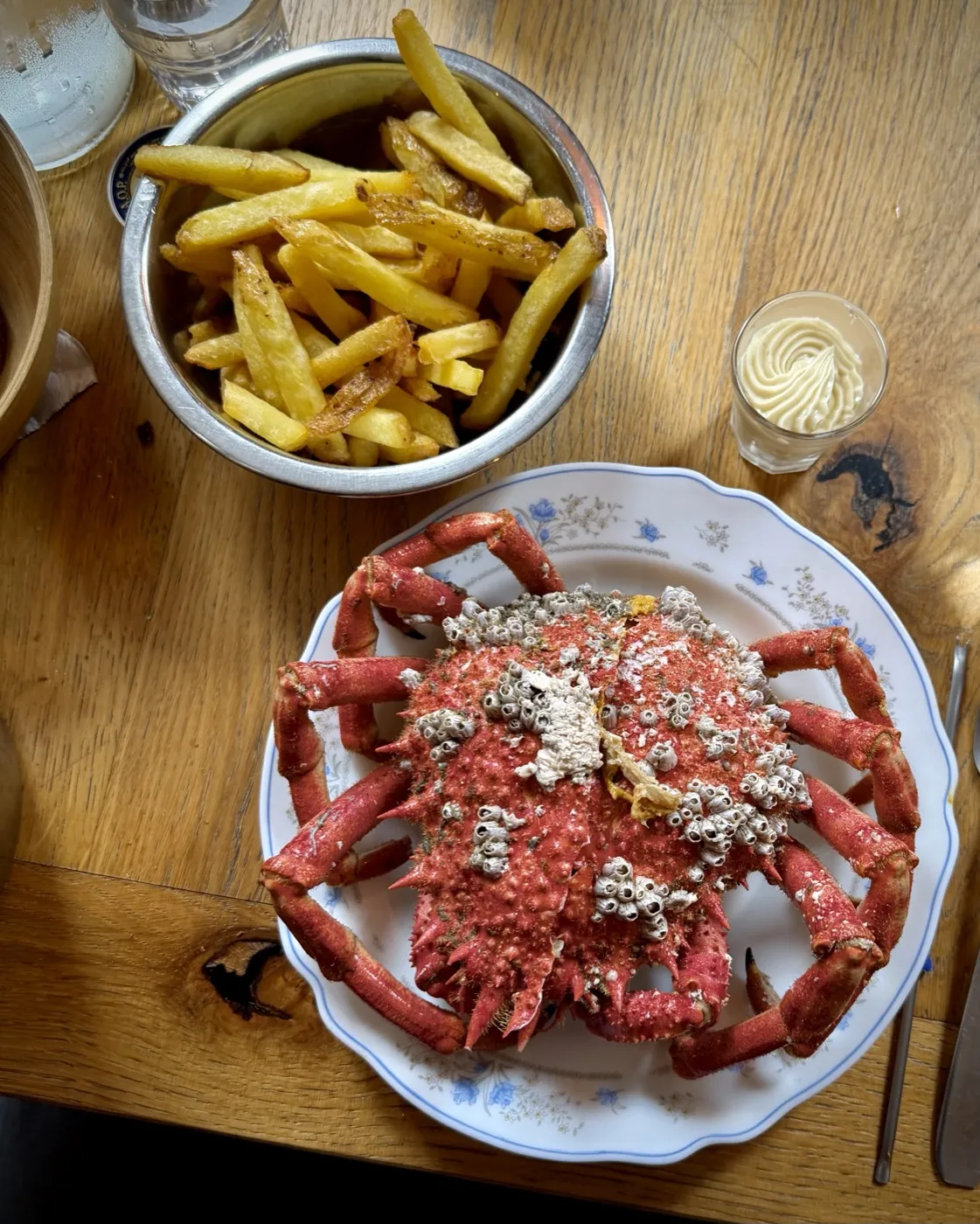 A whole spider crab beside hand-cut fries and a pot of aïoli